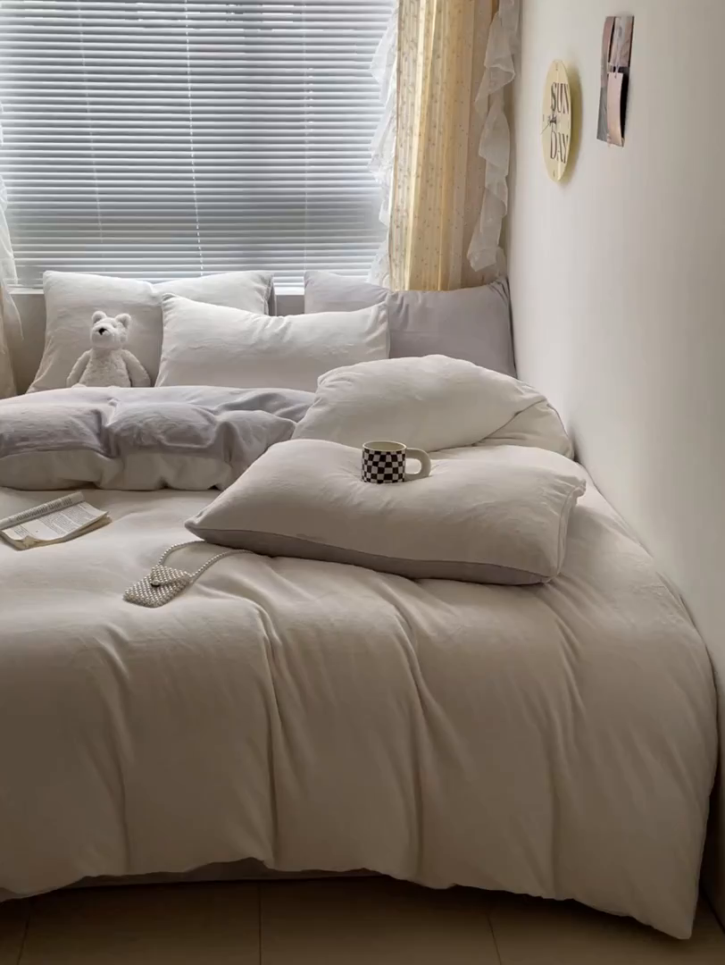 91家纺网 家纺一手货源 找家纺 酱子 2025新款纯色双拼牛奶绒四件套190克 米白+米灰