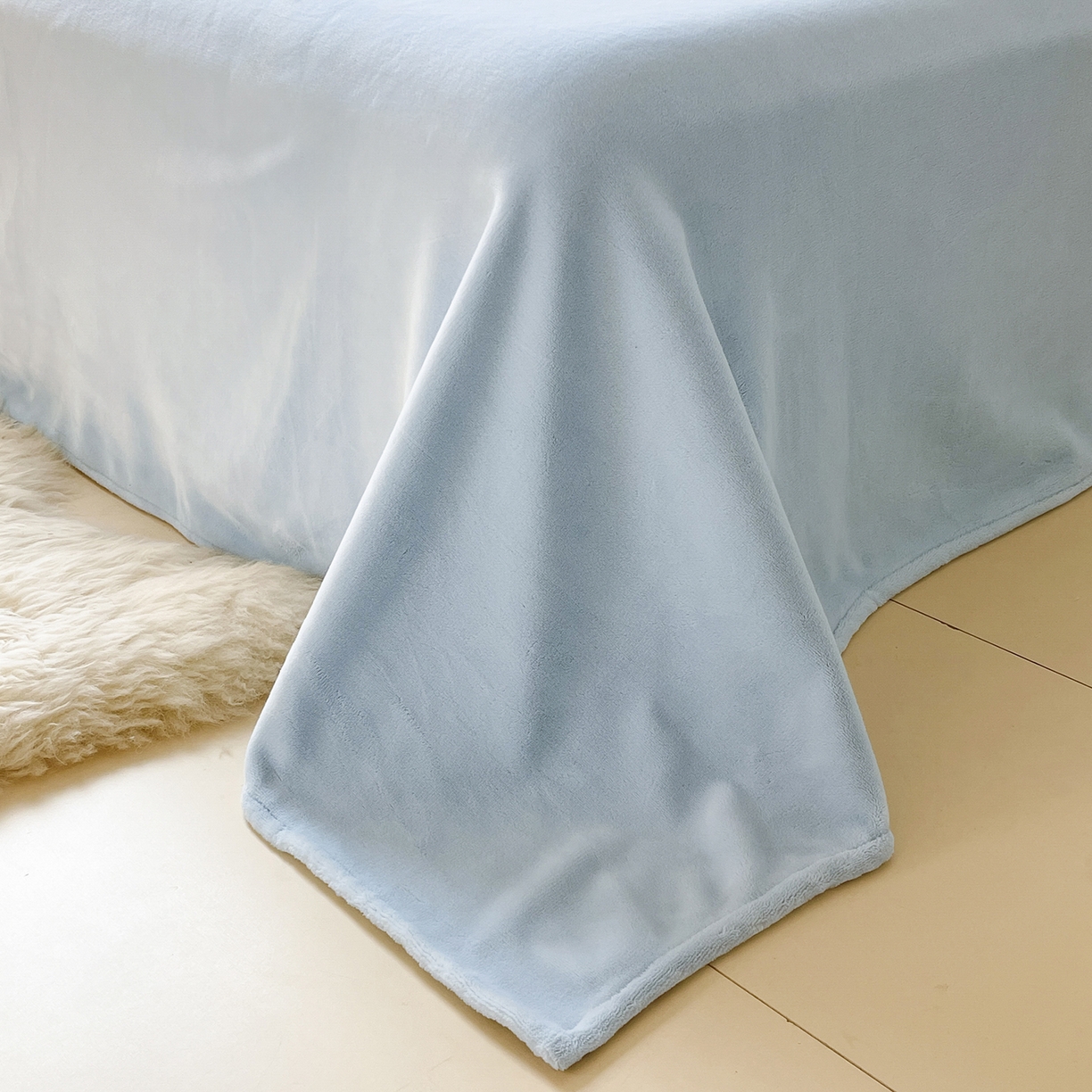 91家纺网 家纺一手货源 找家纺 酱子 2025新款纯色双拼牛奶绒四件套190克 米白+浅蓝