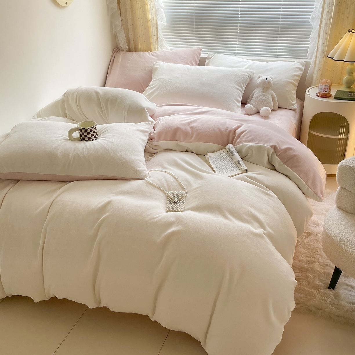 91家纺网 家纺一手货源 找家纺 酱子 2025新款纯色双拼牛奶绒四件套190克 米白+桃粉