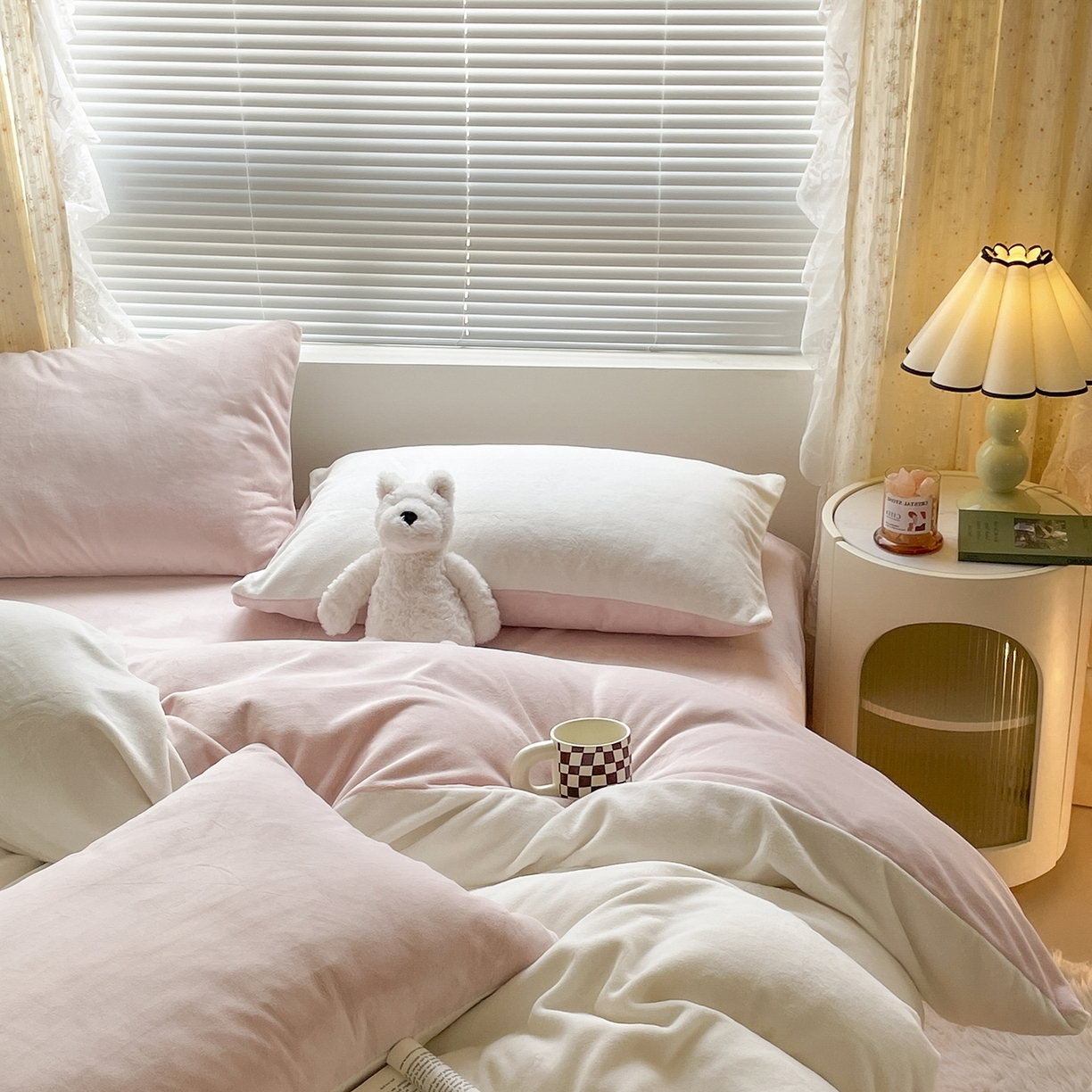 91家纺网 家纺一手货源 找家纺 酱子 2025新款纯色双拼牛奶绒四件套190克 米白+桃粉