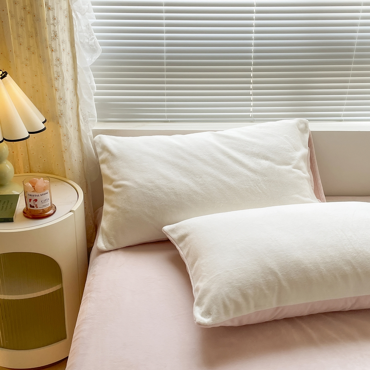 91家纺网 家纺一手货源 找家纺 酱子 2025新款纯色双拼牛奶绒四件套190克 米白+桃粉