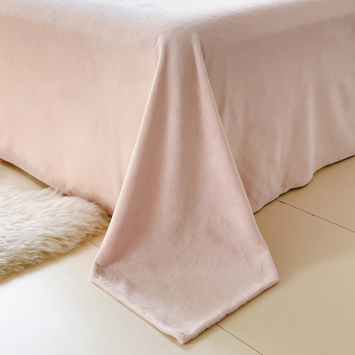 91家纺网 家纺一手货源 找家纺 酱子 2025新款纯色双拼牛奶绒四件套190克 米白+桃粉