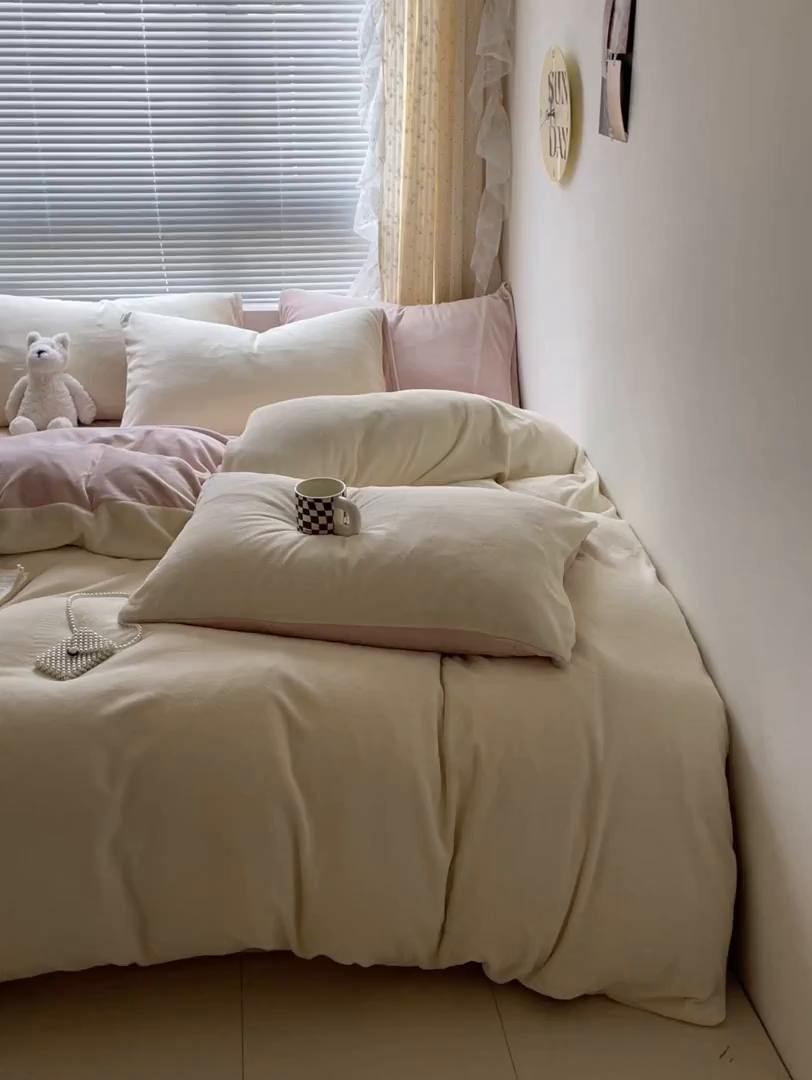 91家纺网 家纺一手货源 找家纺 酱子 2025新款纯色双拼牛奶绒四件套190克 米白+桃粉