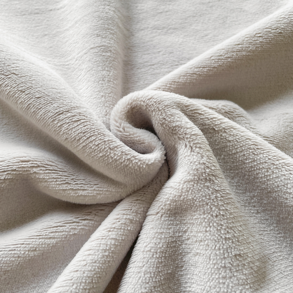 91家纺网 家纺一手货源 找家纺 酱子 2025新款纯色双拼牛奶绒四件套190克 米灰