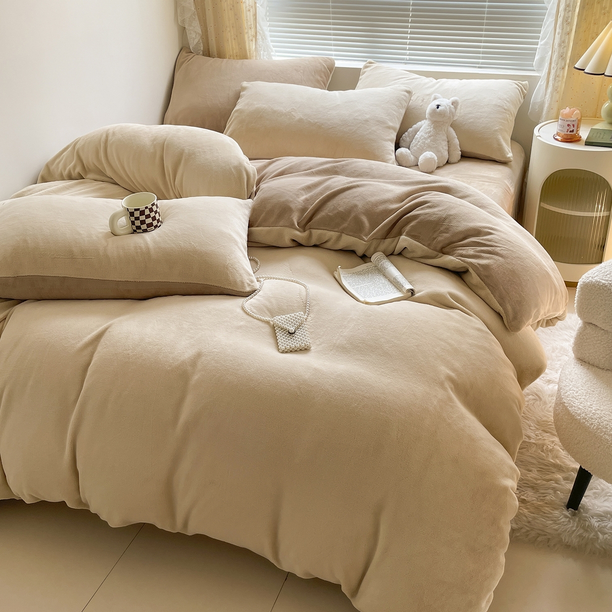 91家纺网 家纺一手货源 找家纺 酱子 2025新款纯色双拼牛奶绒四件套190克 米杏+奶咖