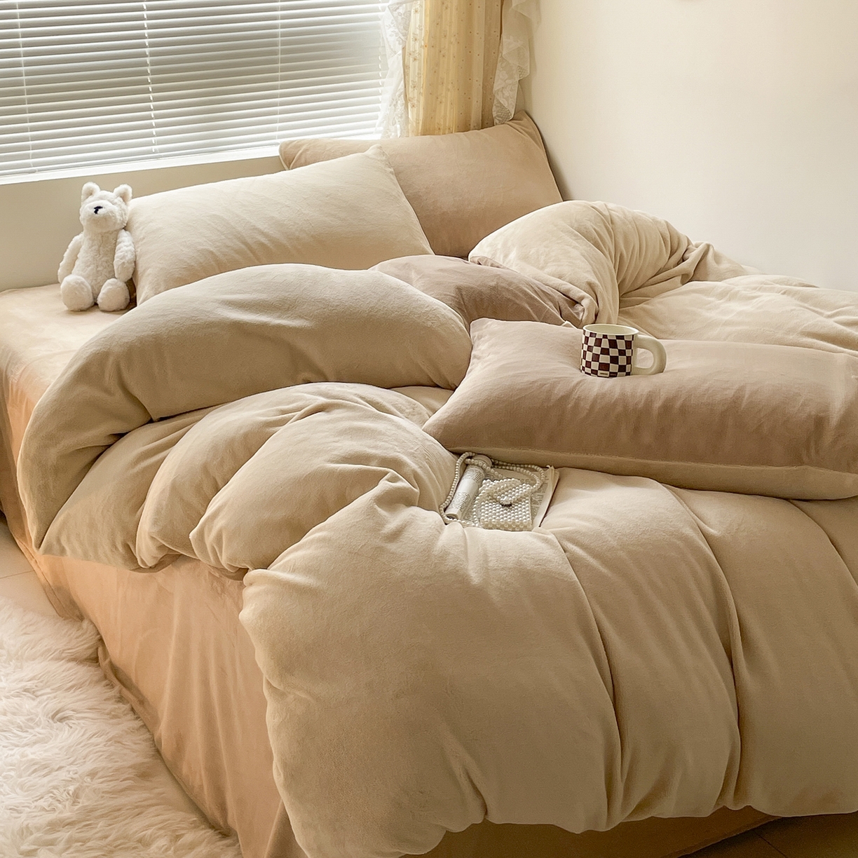 91家纺网 家纺一手货源 找家纺 酱子 2025新款纯色双拼牛奶绒四件套190克 米杏+奶咖