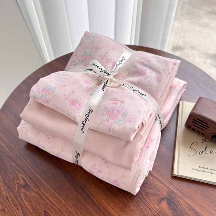 91家纺网 家纺一手货源 找家纺 爱思佳 2024新款A类母婴全棉双层纱印花四件套直播热卖系列-系列二 桃之夭夭