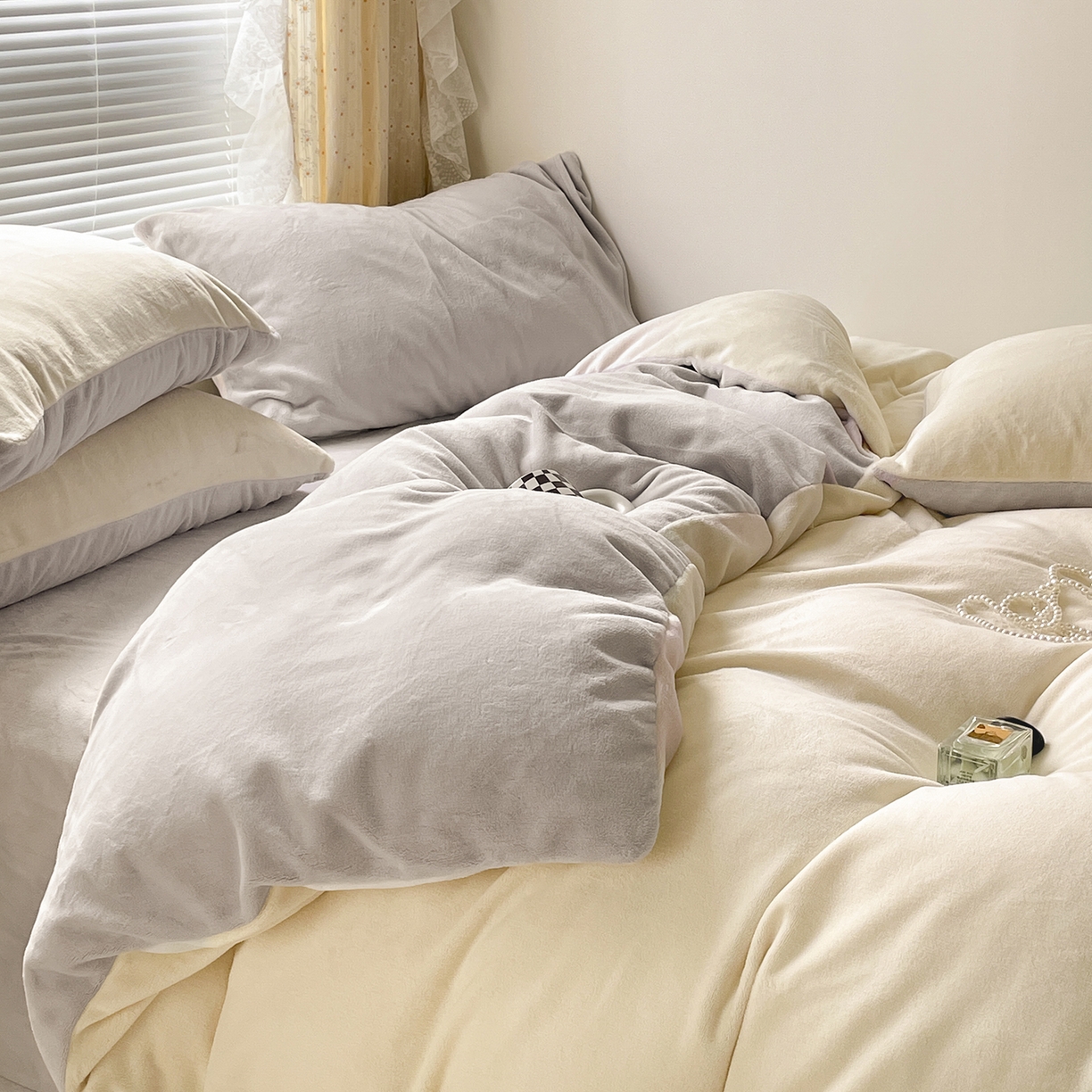 91家纺网 家纺一手货源 找家纺 酱子 2025新款纯色双拼牛奶绒四件套190克 奶黄+米灰