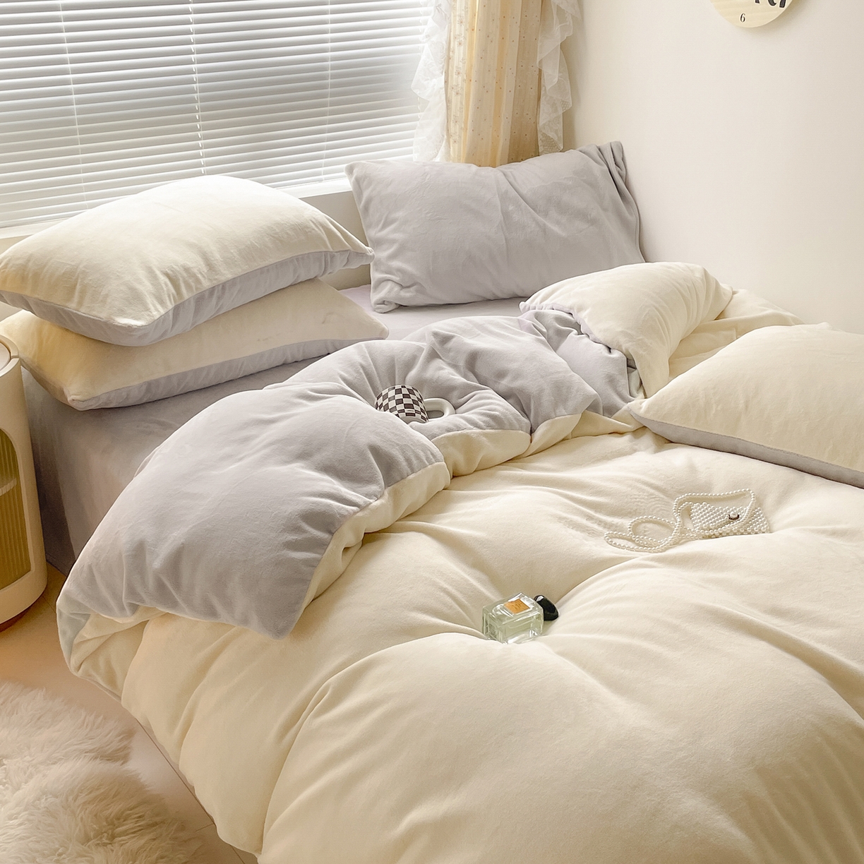 91家纺网 家纺一手货源 找家纺 酱子 2025新款纯色双拼牛奶绒四件套190克 奶黄+米灰
