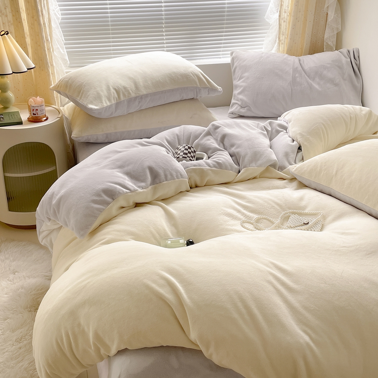 91家纺网 家纺一手货源 找家纺 酱子 2025新款纯色双拼牛奶绒四件套190克 奶黄+米灰