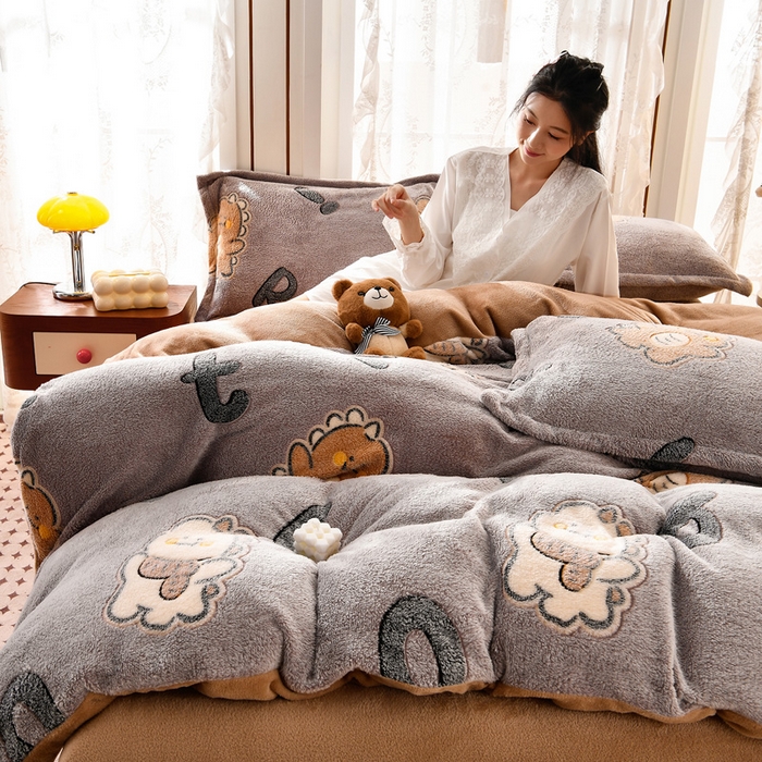 91家纺网 家纺一手货源 找家纺 牵梦萦 2025新款雪花绒小清新印花四件套 啵啵龙