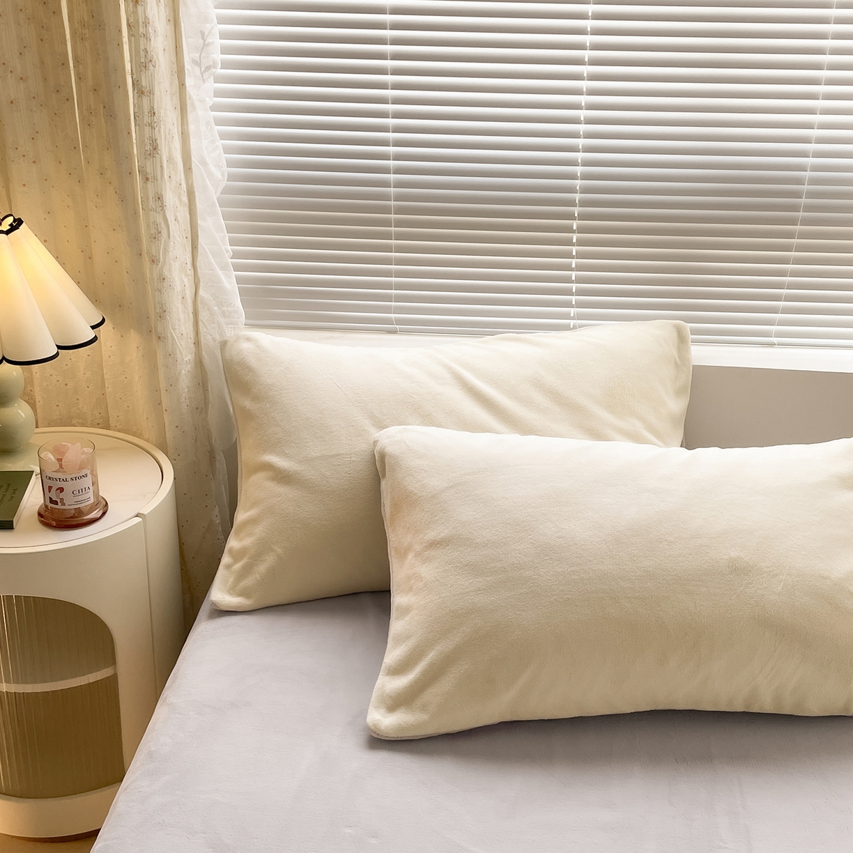 91家纺网 家纺一手货源 找家纺 酱子 2025新款纯色双拼牛奶绒四件套190克 奶黄+米灰