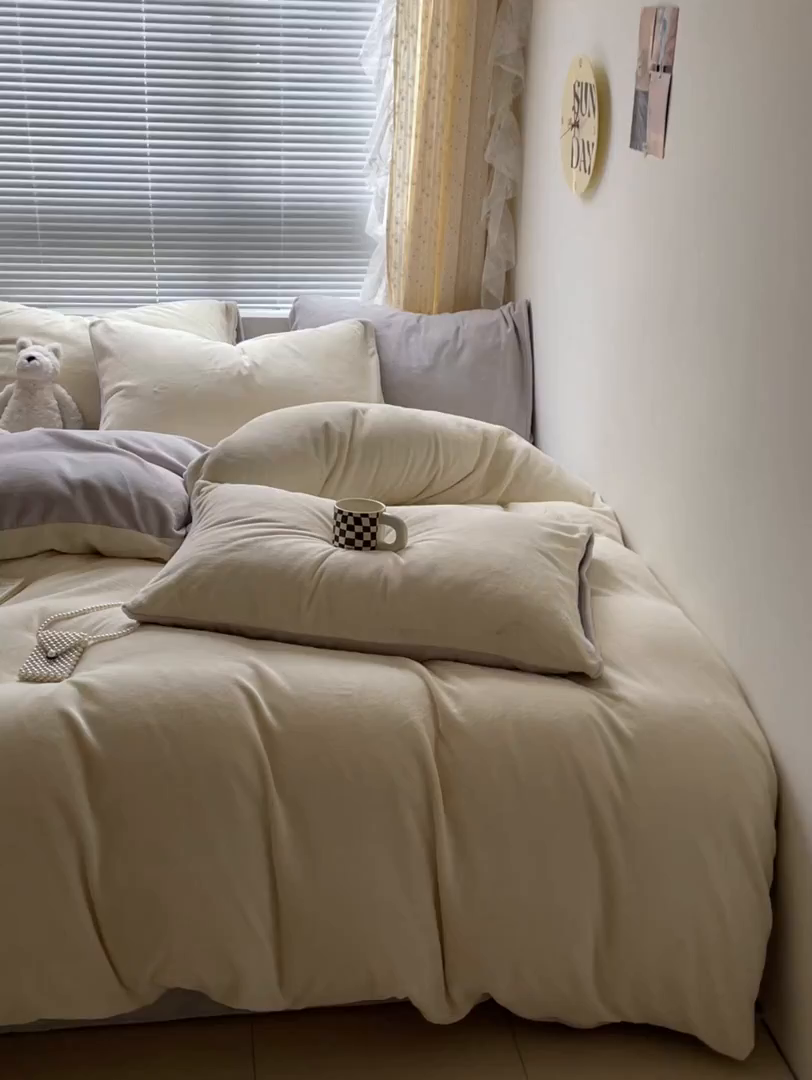 91家纺网 家纺一手货源 找家纺 酱子 2025新款纯色双拼牛奶绒四件套190克 奶黄+米灰