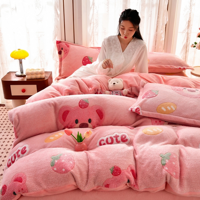 91家纺网 家纺一手货源 找家纺 牵梦萦 2025新款雪花绒小清新印花四件套 草莓熊