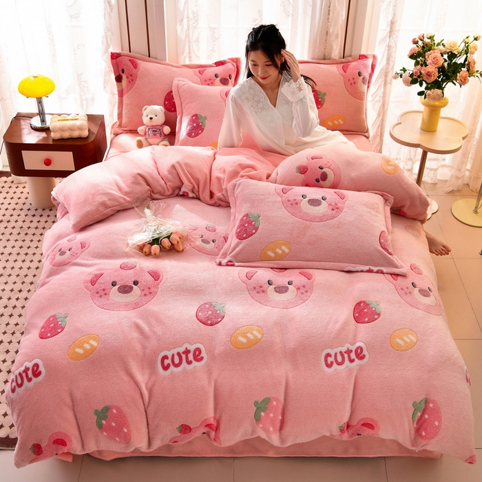 91家纺网 家纺一手货源 找家纺 牵梦萦 2025新款雪花绒小清新印花四件套 草莓熊