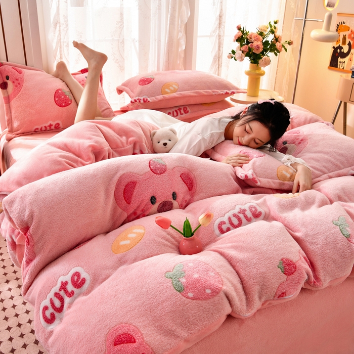 91家纺网 家纺一手货源 找家纺 牵梦萦 2025新款雪花绒小清新印花四件套 草莓熊