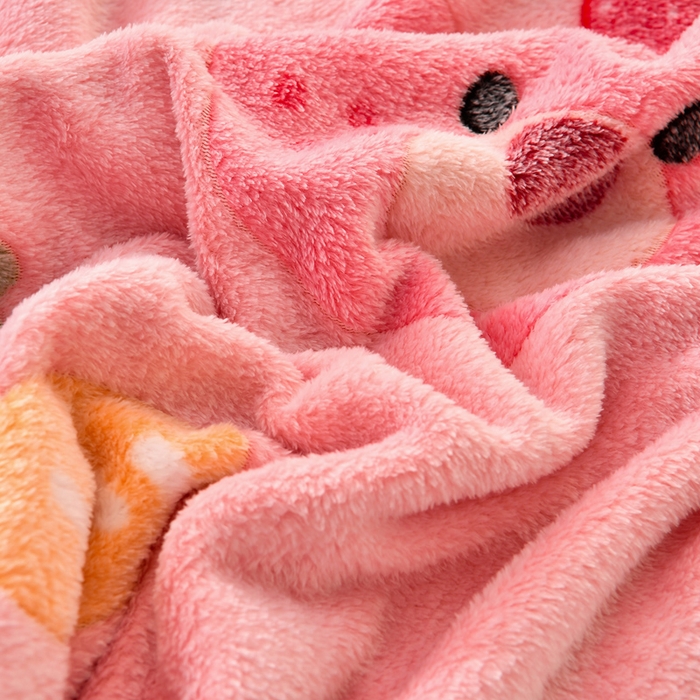 91家纺网 家纺一手货源 找家纺 牵梦萦 2025新款雪花绒小清新印花四件套 草莓熊