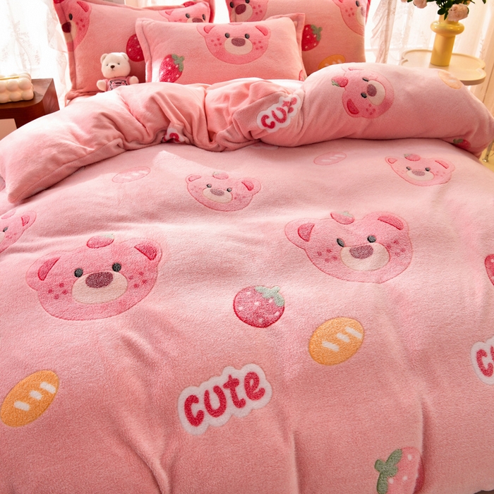 91家纺网 家纺一手货源 找家纺 牵梦萦 2025新款雪花绒小清新印花四件套 草莓熊