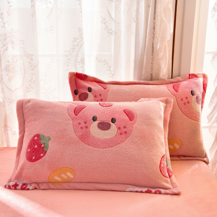 91家纺网 家纺一手货源 找家纺 牵梦萦 2025新款雪花绒小清新印花四件套 草莓熊