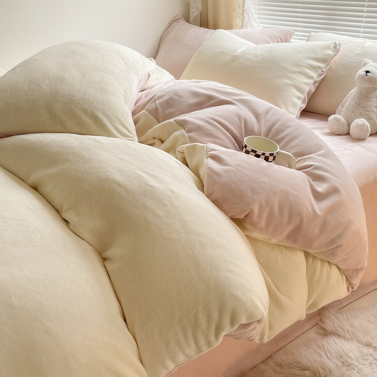 91家纺网 家纺一手货源 找家纺 酱子 2025新款纯色双拼牛奶绒四件套190克 奶黄+桃粉