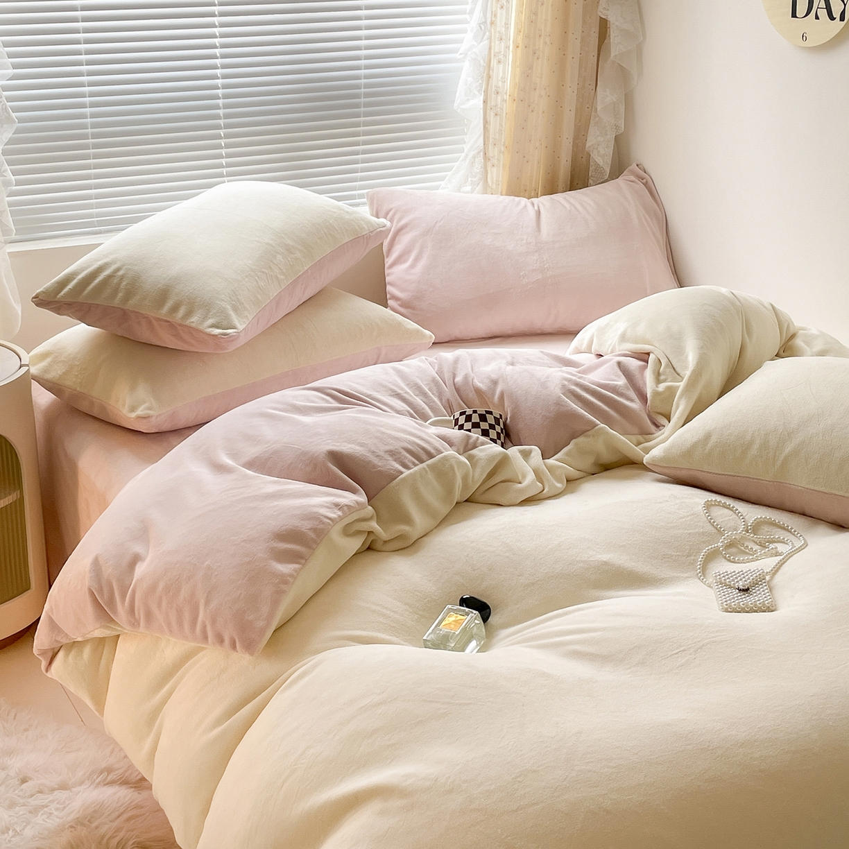 91家纺网 家纺一手货源 找家纺 酱子 2025新款纯色双拼牛奶绒四件套190克 奶黄+桃粉