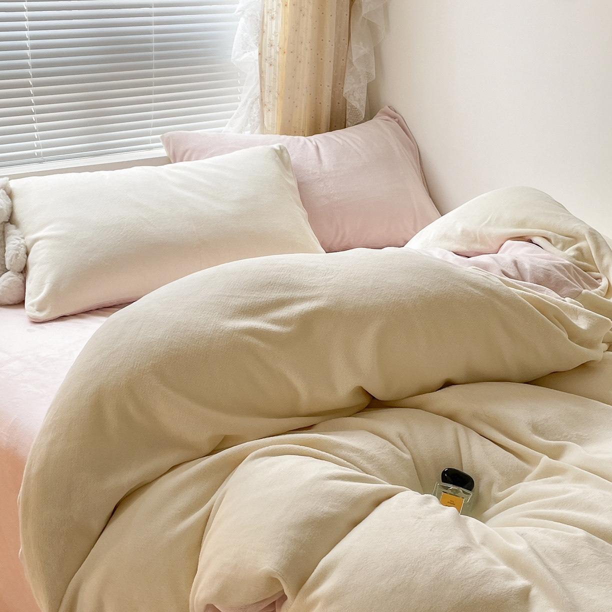 91家纺网 家纺一手货源 找家纺 酱子 2025新款纯色双拼牛奶绒四件套190克 奶黄+桃粉