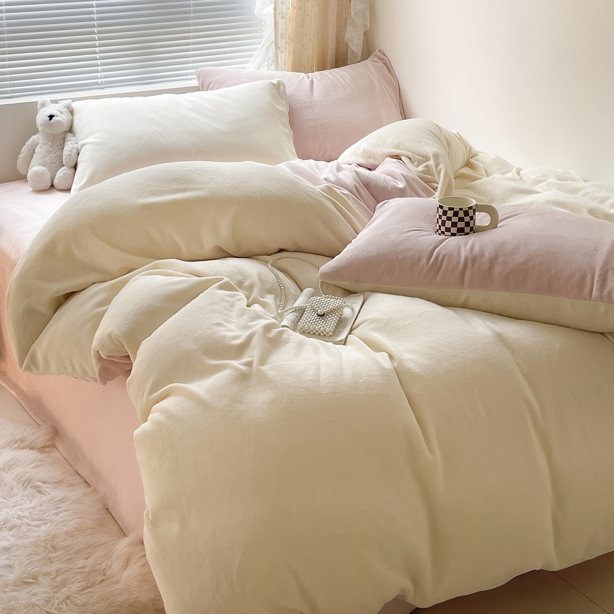 91家纺网 家纺一手货源 找家纺 酱子 2025新款纯色双拼牛奶绒四件套190克 奶黄+桃粉