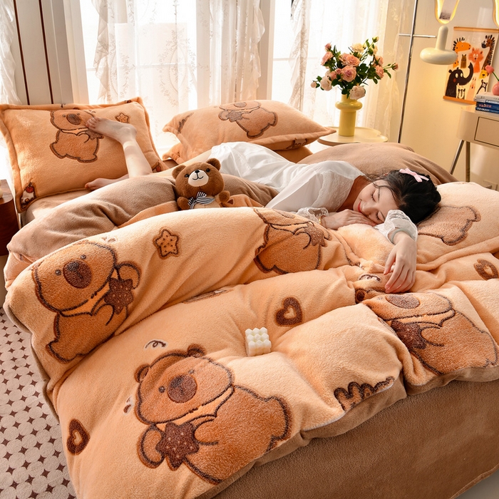 91家纺网 家纺一手货源 找家纺 牵梦萦 2025新款雪花绒小清新印花四件套 卡皮巴拉