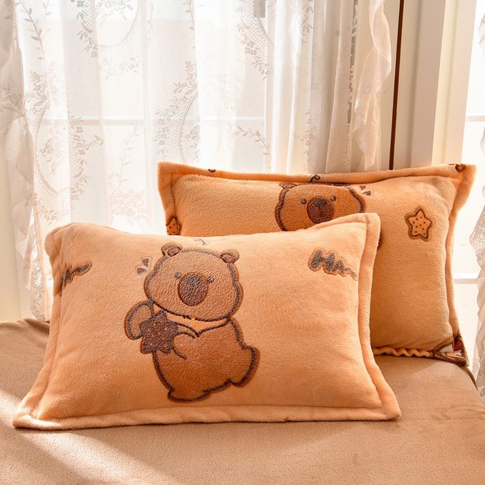 91家纺网 家纺一手货源 找家纺 牵梦萦 2025新款雪花绒小清新印花四件套 卡皮巴拉