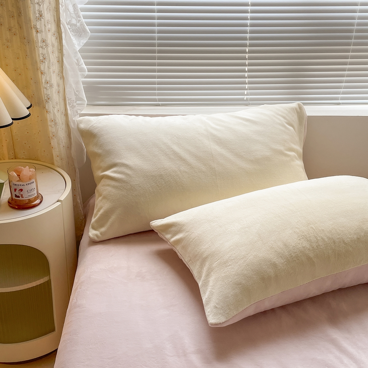 91家纺网 家纺一手货源 找家纺 酱子 2025新款纯色双拼牛奶绒四件套190克 奶黄+桃粉