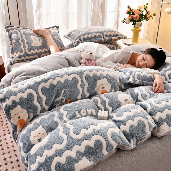 91家纺网 家纺一手货源 找家纺 牵梦萦 2025新款雪花绒小清新印花四件套 快乐猫咪