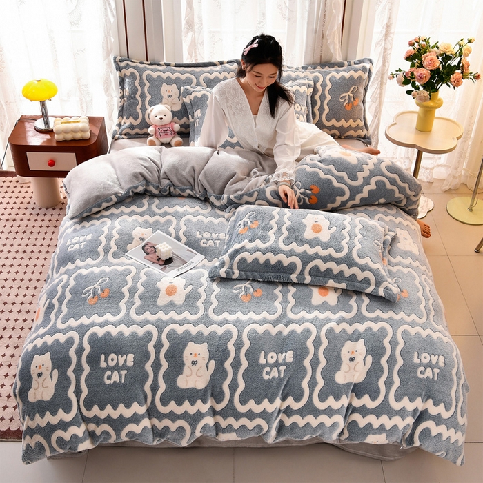 91家纺网 家纺一手货源 找家纺 牵梦萦 2025新款雪花绒小清新印花四件套 快乐猫咪