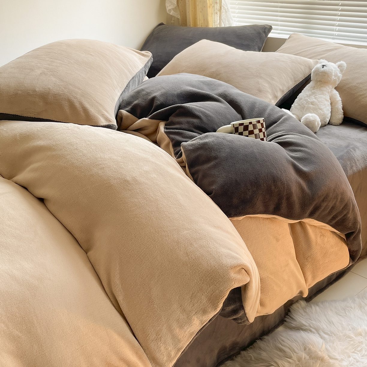 91家纺网 家纺一手货源 找家纺 酱子 2025新款纯色双拼牛奶绒四件套190克 奶咖+深灰