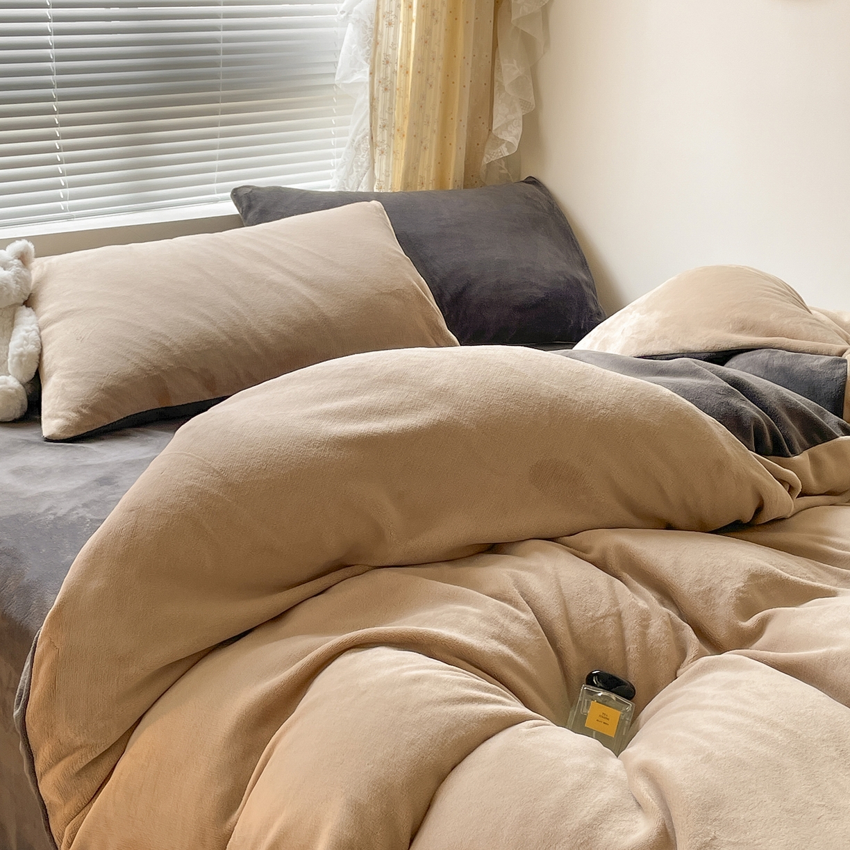 91家纺网 家纺一手货源 找家纺 酱子 2025新款纯色双拼牛奶绒四件套190克 奶咖+深灰