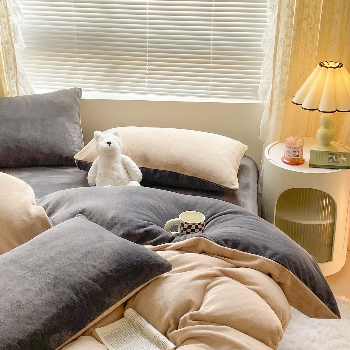 91家纺网 家纺一手货源 找家纺 酱子 2025新款纯色双拼牛奶绒四件套190克 奶咖+深灰