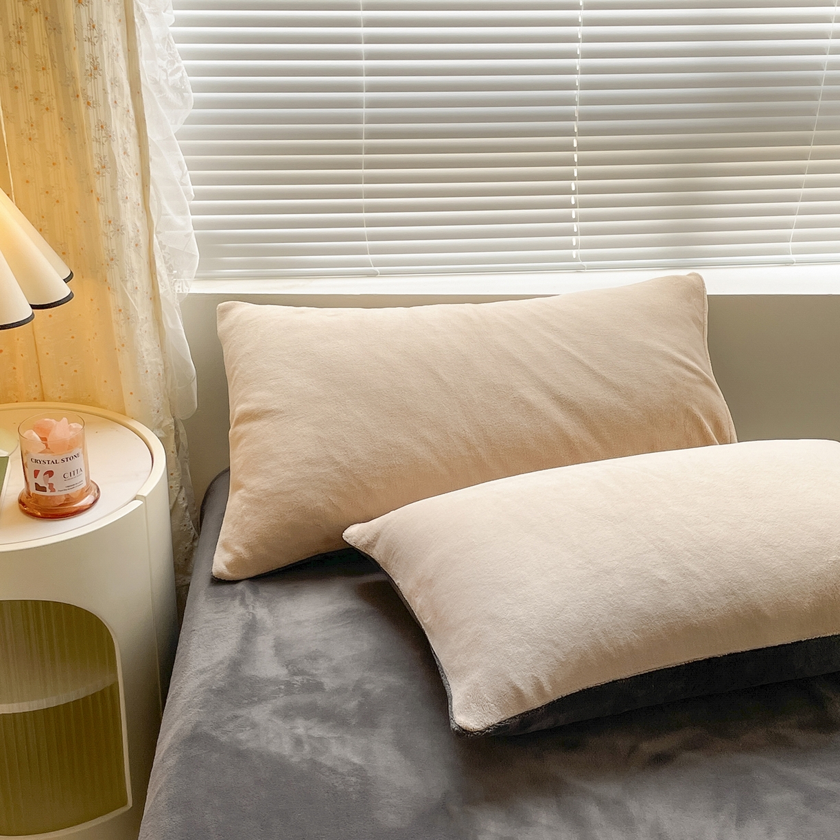 91家纺网 家纺一手货源 找家纺 酱子 2025新款纯色双拼牛奶绒四件套190克 奶咖+深灰