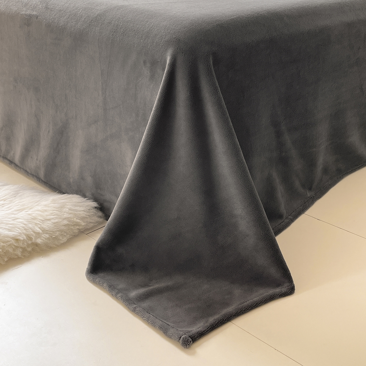 91家纺网 家纺一手货源 找家纺 酱子 2025新款纯色双拼牛奶绒四件套190克 奶咖+深灰