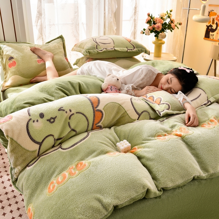 91家纺网 家纺一手货源 找家纺 牵梦萦 2025新款雪花绒小清新印花四件套 小恐龙