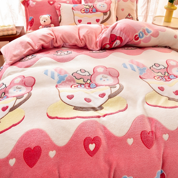 91家纺网 家纺一手货源 找家纺 牵梦萦 2025新款雪花绒小清新印花四件套 小熊冰激凌