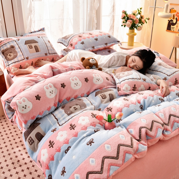 91家纺网 家纺一手货源 找家纺 牵梦萦 2025新款雪花绒小清新印花四件套 小熊乐园