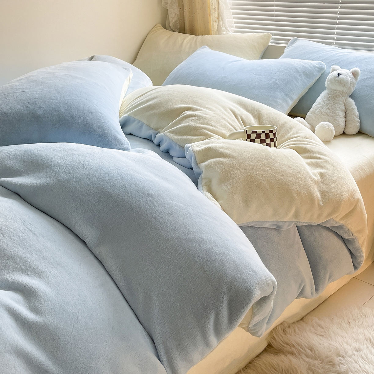 91家纺网 家纺一手货源 找家纺 酱子 2025新款纯色双拼牛奶绒四件套190克 浅蓝+奶黄