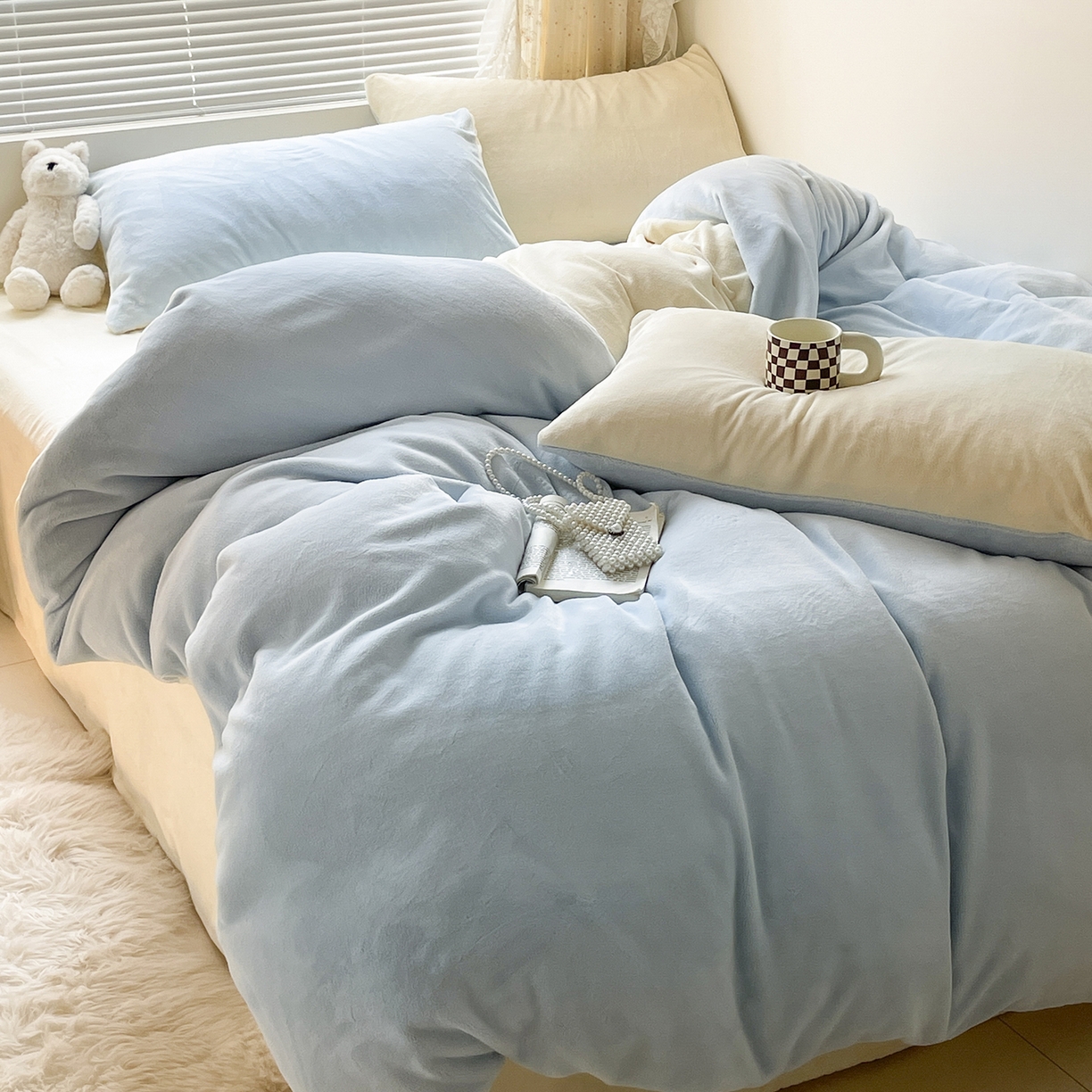 91家纺网 家纺一手货源 找家纺 酱子 2025新款纯色双拼牛奶绒四件套190克 浅蓝+奶黄
