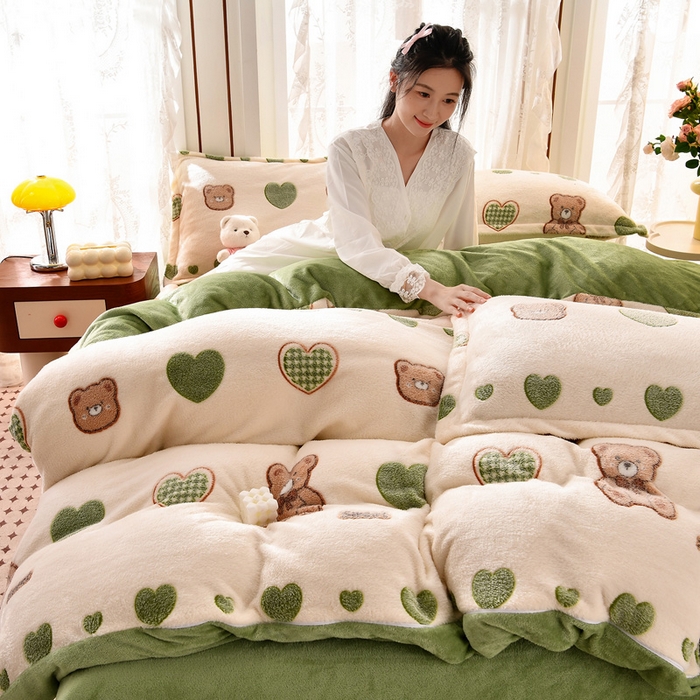 91家纺网 家纺一手货源 找家纺 牵梦萦 2025新款雪花绒小清新印花四件套 心动小熊