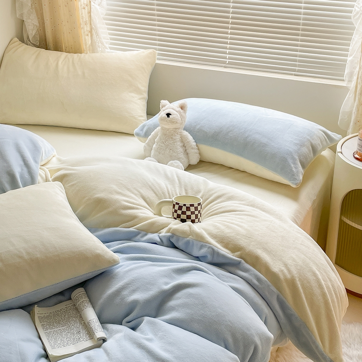 91家纺网 家纺一手货源 找家纺 酱子 2025新款纯色双拼牛奶绒四件套190克 浅蓝+奶黄