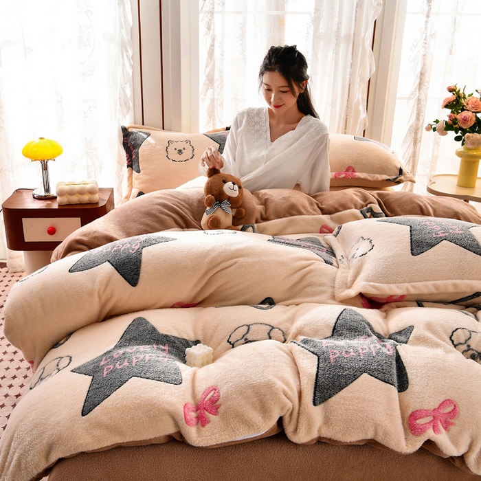 91家纺网 家纺一手货源 找家纺 牵梦萦 2025新款雪花绒小清新印花四件套 幸运狗