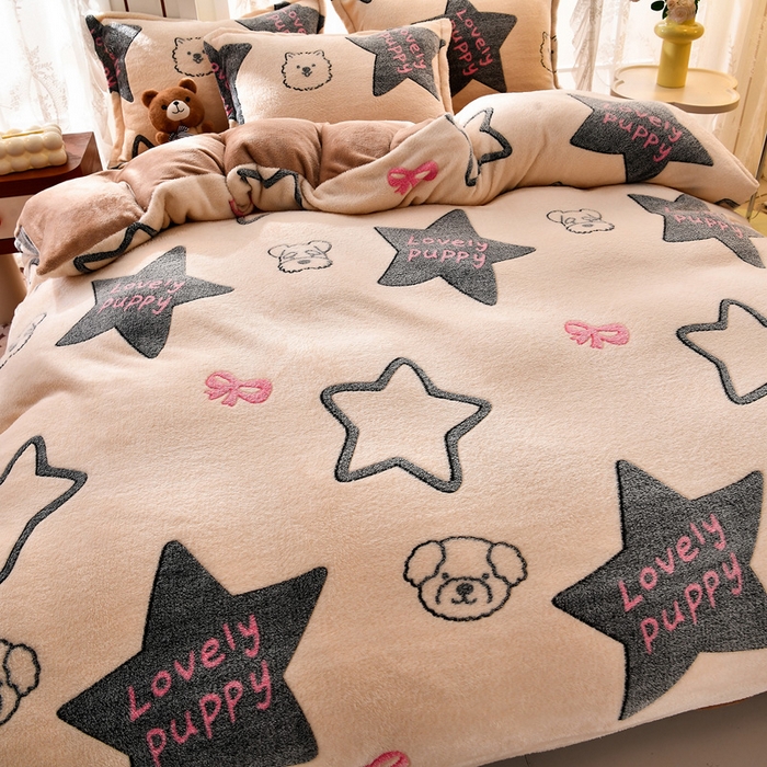 91家纺网 家纺一手货源 找家纺 牵梦萦 2025新款雪花绒小清新印花四件套 幸运狗