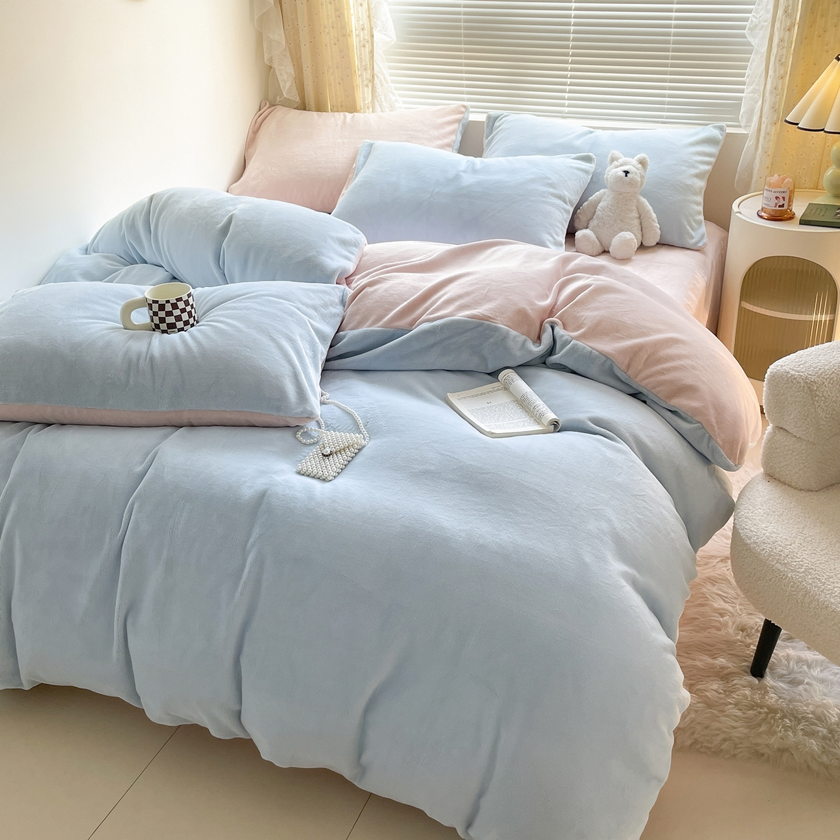 91家纺网 家纺一手货源 找家纺 酱子 2025新款纯色双拼牛奶绒四件套190克 浅蓝+桃粉