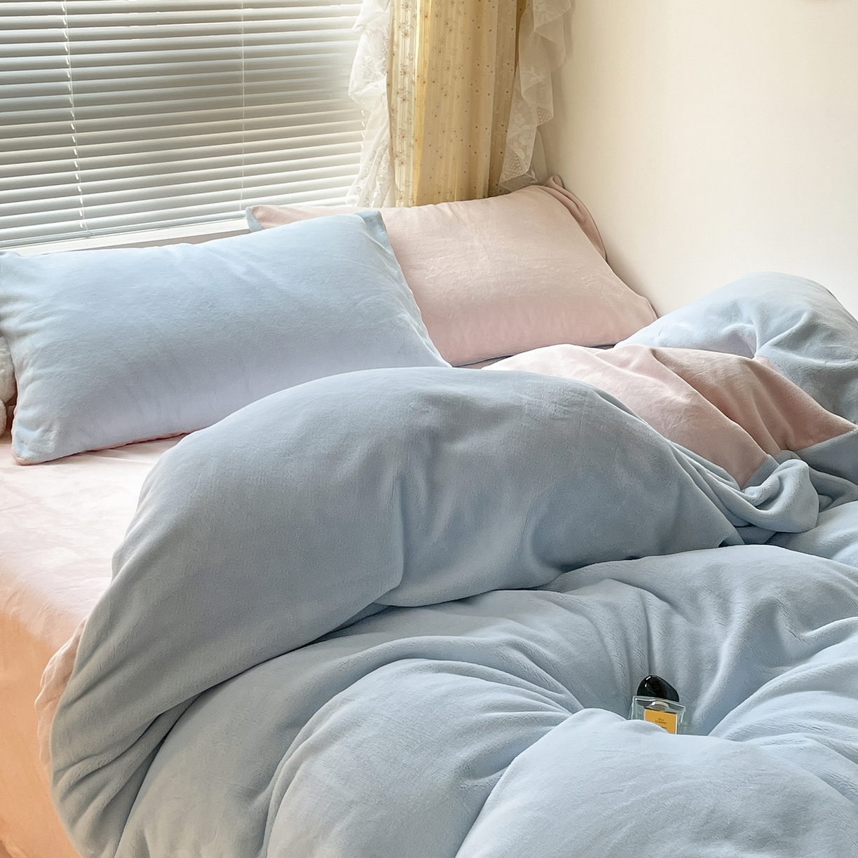 91家纺网 家纺一手货源 找家纺 酱子 2025新款纯色双拼牛奶绒四件套190克 浅蓝+桃粉