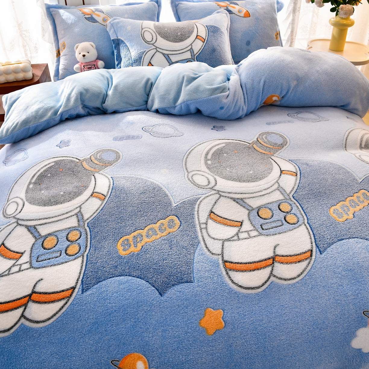 91家纺网 家纺一手货源 找家纺 牵梦萦 2025新款雪花绒小清新印花四件套 宇航员