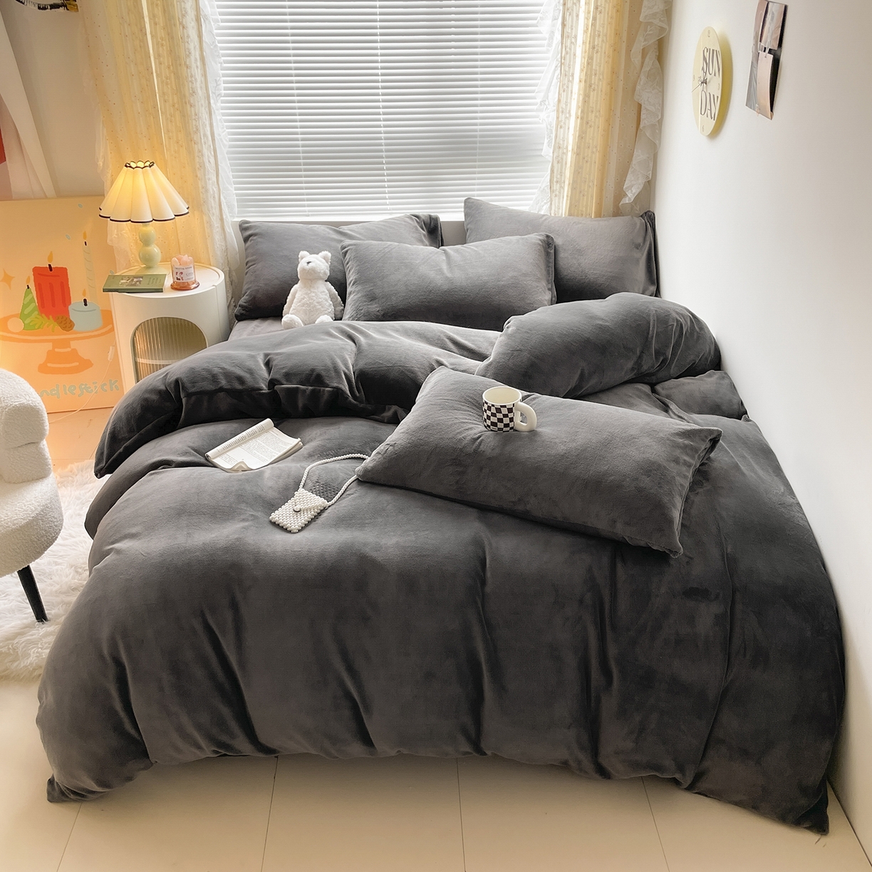 91家纺网 家纺一手货源 找家纺 酱子 2025新款纯色双拼牛奶绒四件套190克 深灰